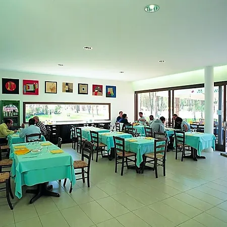 Spinnaker Hotel *